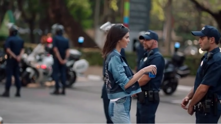 Capture d'écran de la vidéo publicitaire de Pepsi dans laquelle figurait Kendall Jenner